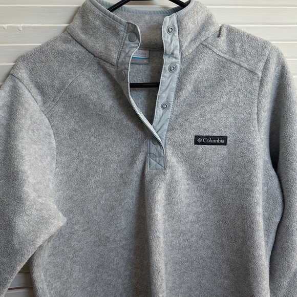 Columbia women’s 3/4 button Gray Sweatshirt - Picture 4 of 4